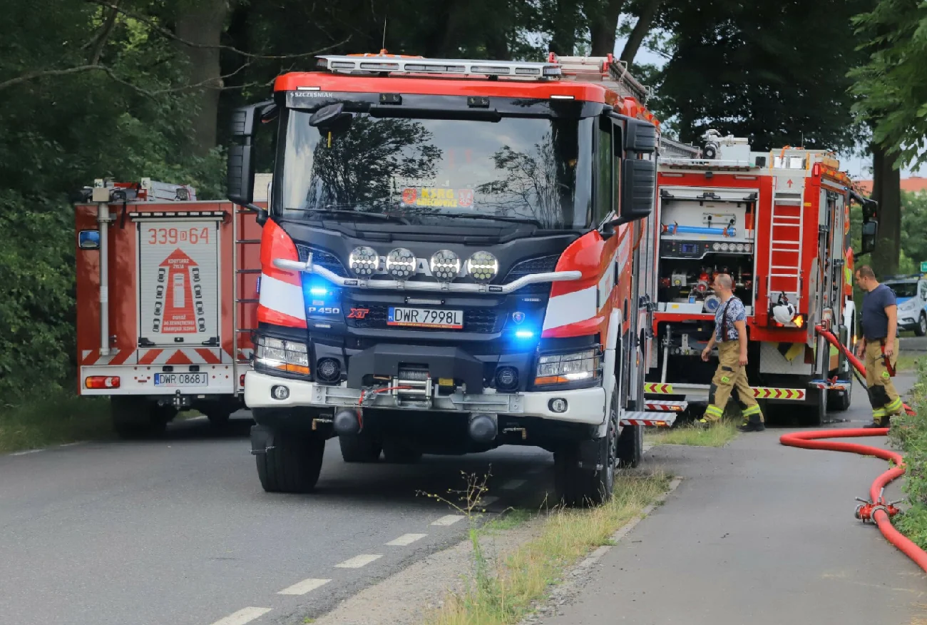 Pożar w Luboniu. Nagrano, jak płonie ogromna hala magazynowa.