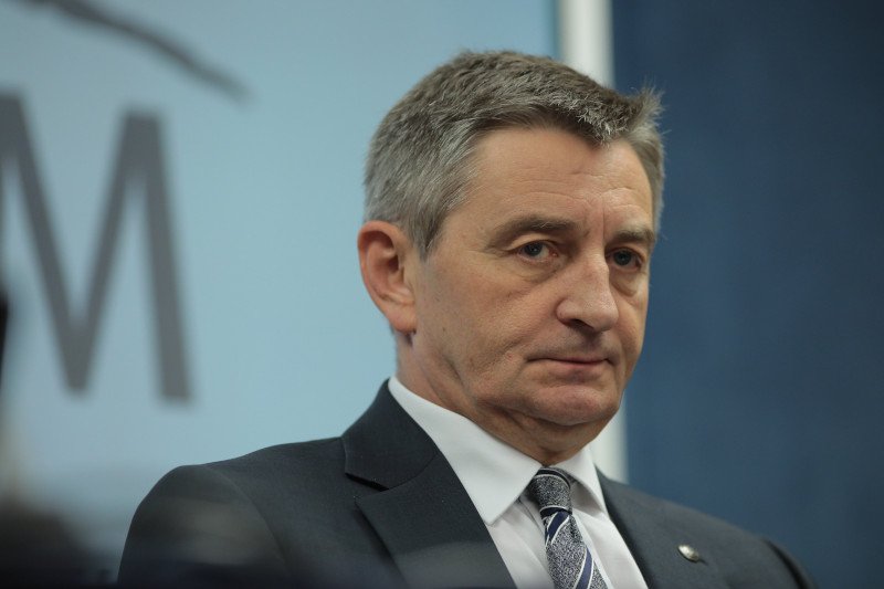 Marszałek Sejmu zarabia praktycznie tak dobrze jak premier.