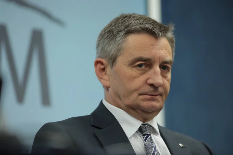 Marszałek Sejmu zarabia praktycznie tak dobrze jak premier.