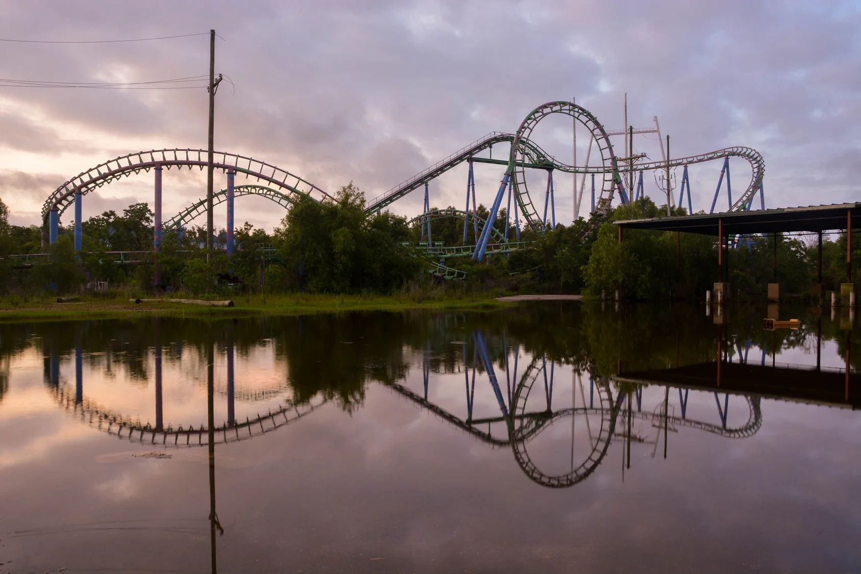 Widok na park Six Flags po przejściu Katriny