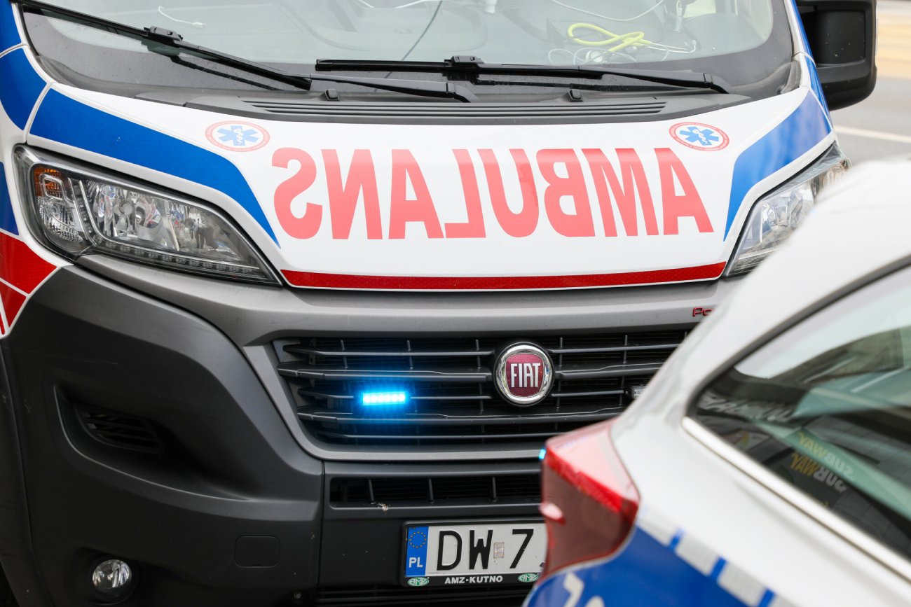 Wypadek w Warszawie. Dachujące BMW wpadło w grupę pieszych. Są ciężko ranni