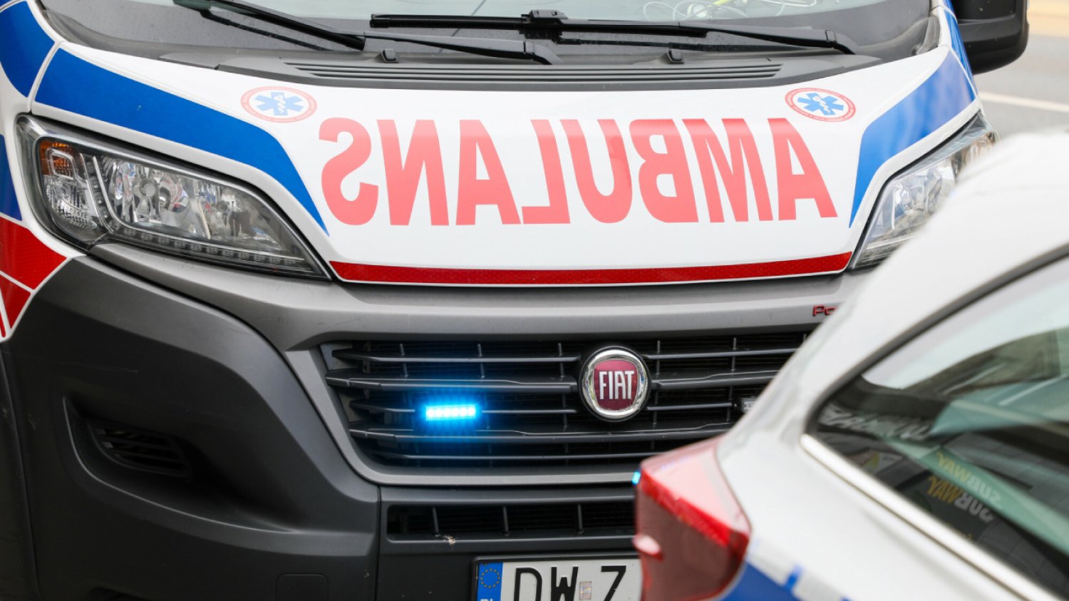 Wypadek w Warszawie. Dachujące BMW wpadło w grupę pieszych. Są ciężko ranni