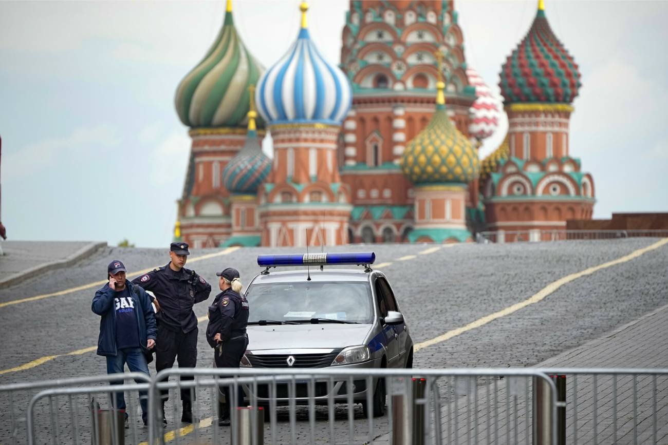 Policjanci na pustym Placu Czerwonym