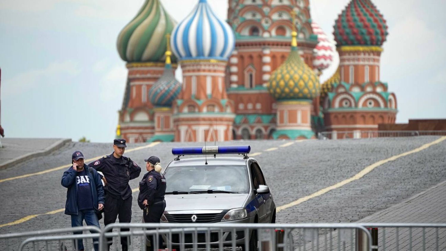 Policjanci na pustym Placu Czerwonym