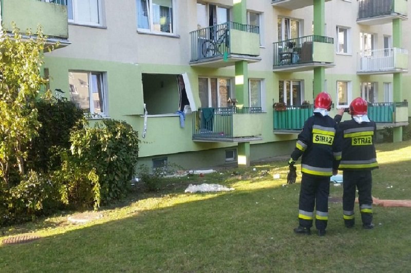 W pożarze ucierpiał 31-latek. Służby ewakuowały 14 osób.