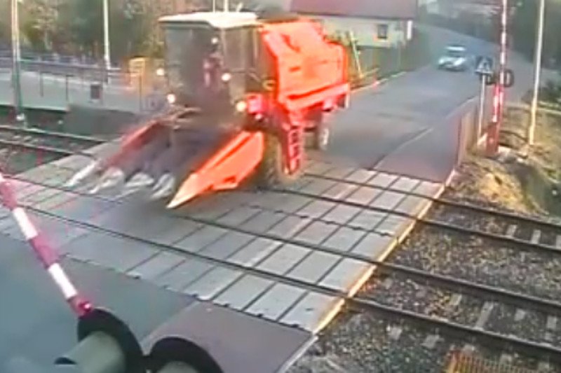 Prawdziwy film grozy. Maszyna rolnicza wjechała na tory i zamknęły się szlabany. A internauci hejtują PKP.