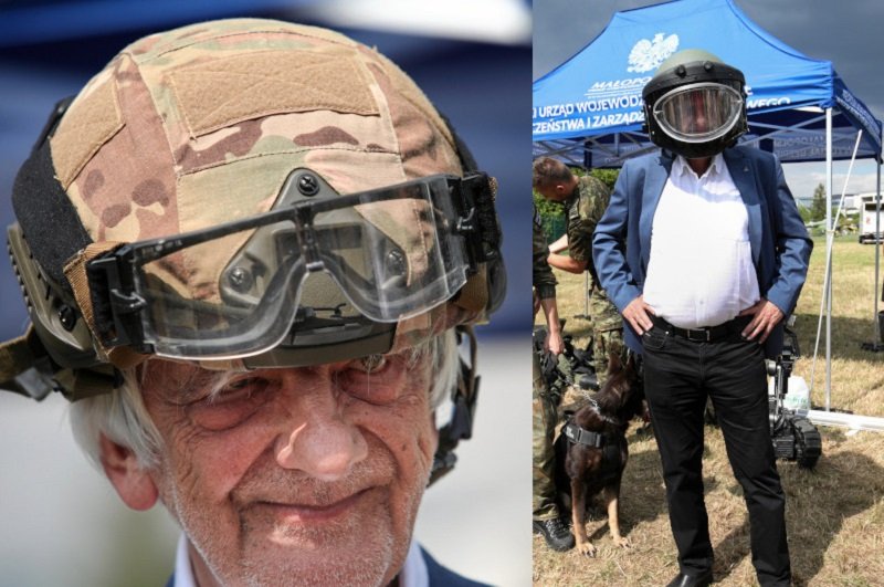 Ryszard Terlecki wie, jak przyciągnąć uwagę. Znowu pozował w hełmie na głowie.