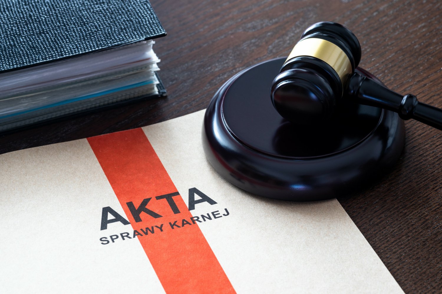 Do sądu trafił akt oskarżenia wobec kobiety podejrzanej o ucięcie kciuka swojemu synowi.