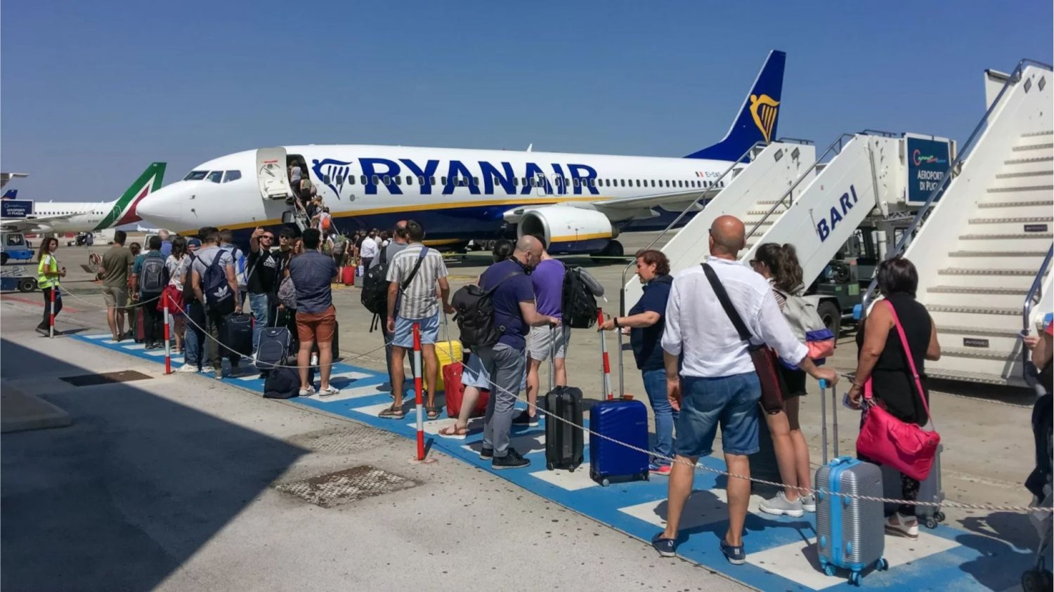 Ryanair wprowadza gwałtowne restrykcje na lotnisku w Berlinie Samolot lini lotniczych Ryanair, kolejka ludzi na pokład samolotu