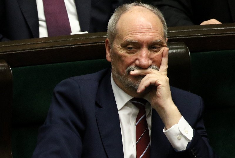 Antoniemu Macierewiczowi może przybyć powodów do zmartwień.