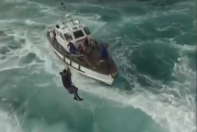 Filmik wymieniających się latarników pokazuje nierówną walkę z żywiołem.