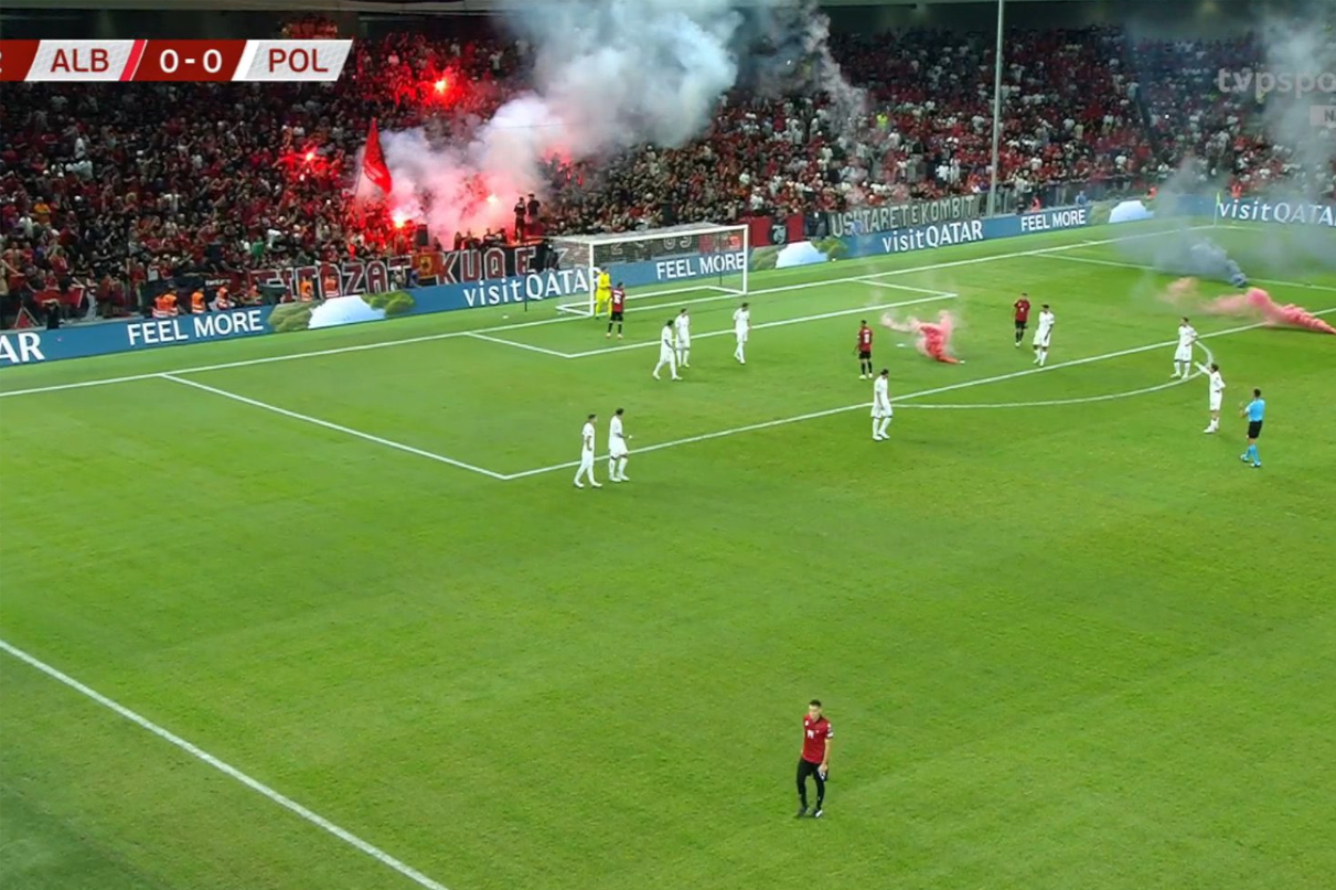 Na murawę w Tiranie poleciały race.