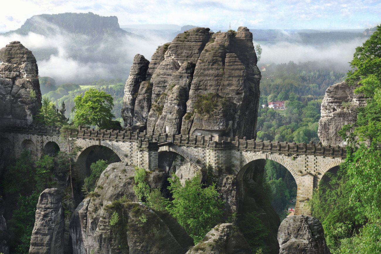Bastei, jedna z największych atrakcji turystycznych Szwajcarii Saksońskiej w Niemczech.