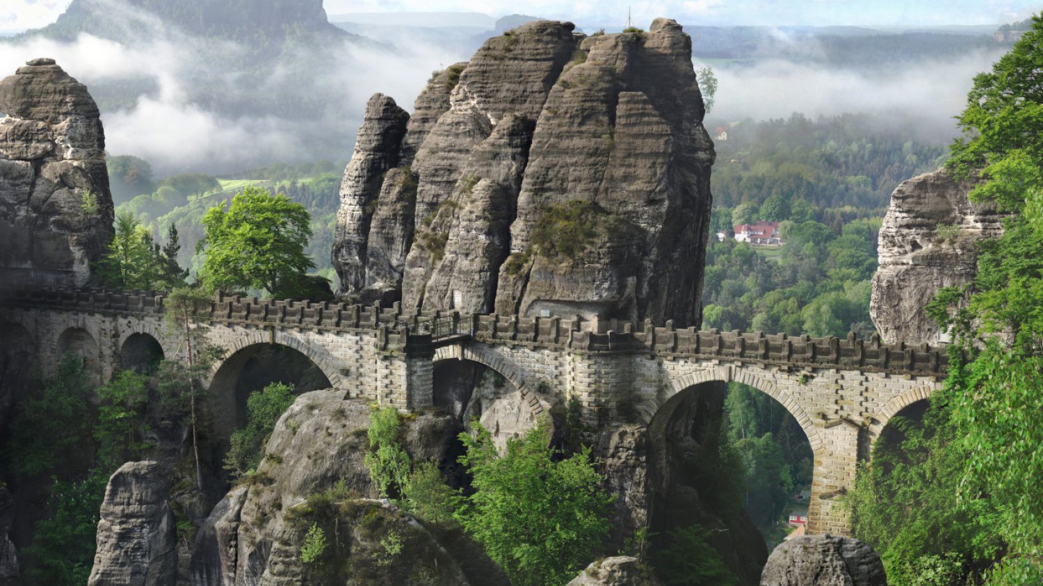 Bastei, jedna z największych atrakcji turystycznych Szwajcarii Saksońskiej w Niemczech.