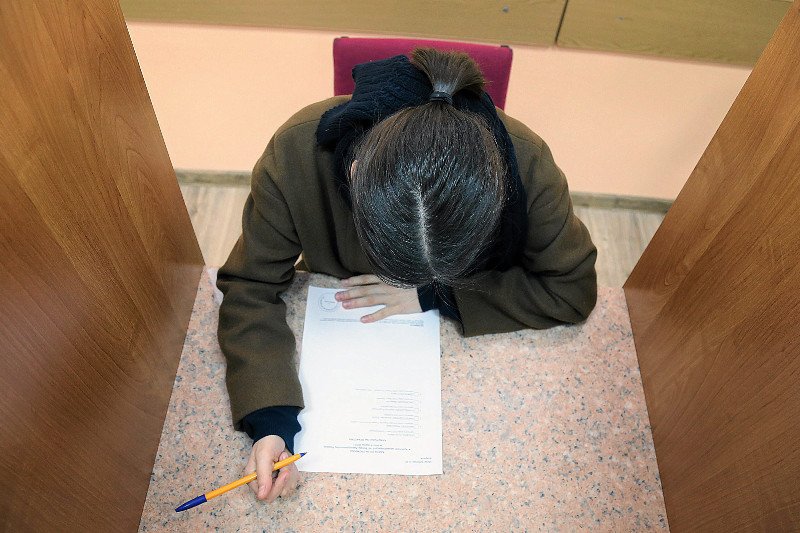 Kupili nowe urny do referendum o odwołanie wójta. Są ładne, ale... nie mieszczą się w drzwiach lokalu