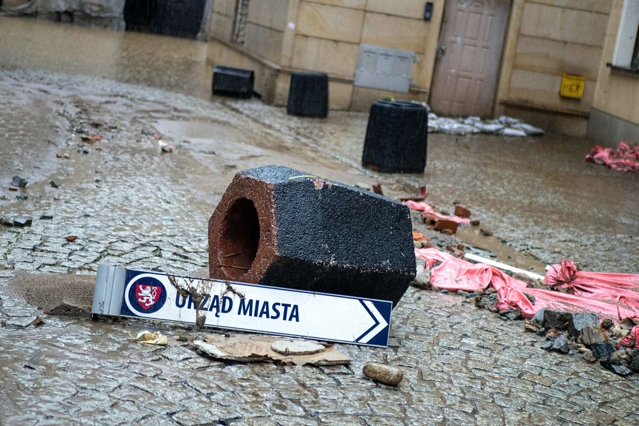 Kilkadziesiąt godzin po przejściu wody mieszkańcy Lądka Zdroju nie mają łączności, prądu i wody. Wiele okolicznych miejscowości jest odciętych od świata.