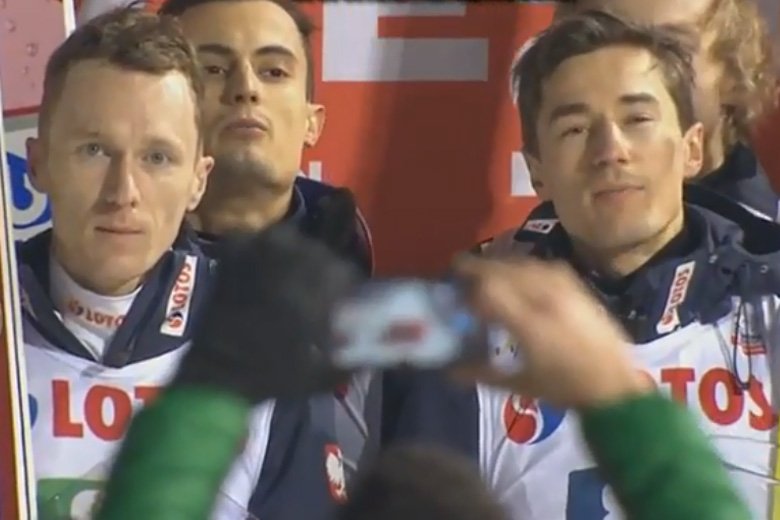 Kibice zagłuszyli Mazurek Dąbrowskiego wuwuzelami i gwizdami.