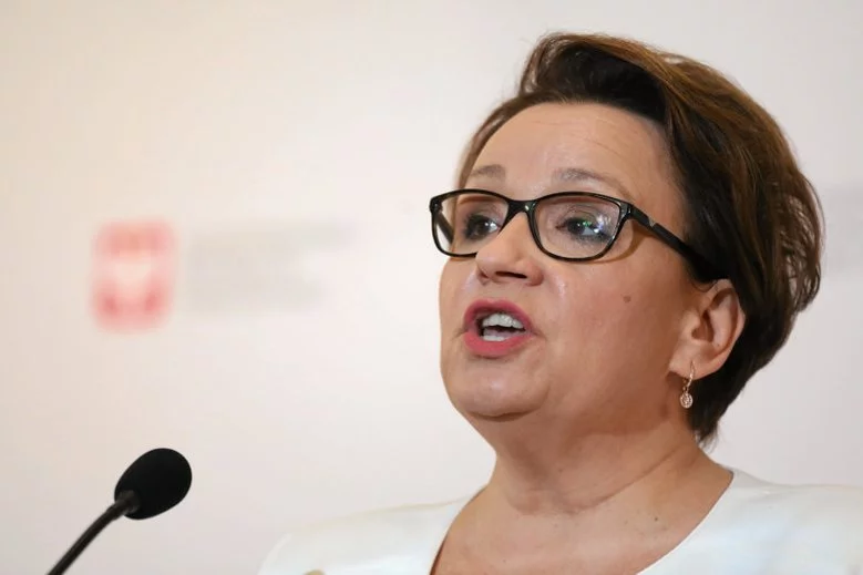 Anna Zalewska przeprosiła za słowa Marka Suskiego o zarobkach nauczycieli.