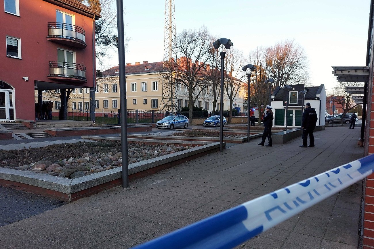 Co się dzieje pod KPP w Pruszczu Gdańskim? Policja odmawia szczegółów