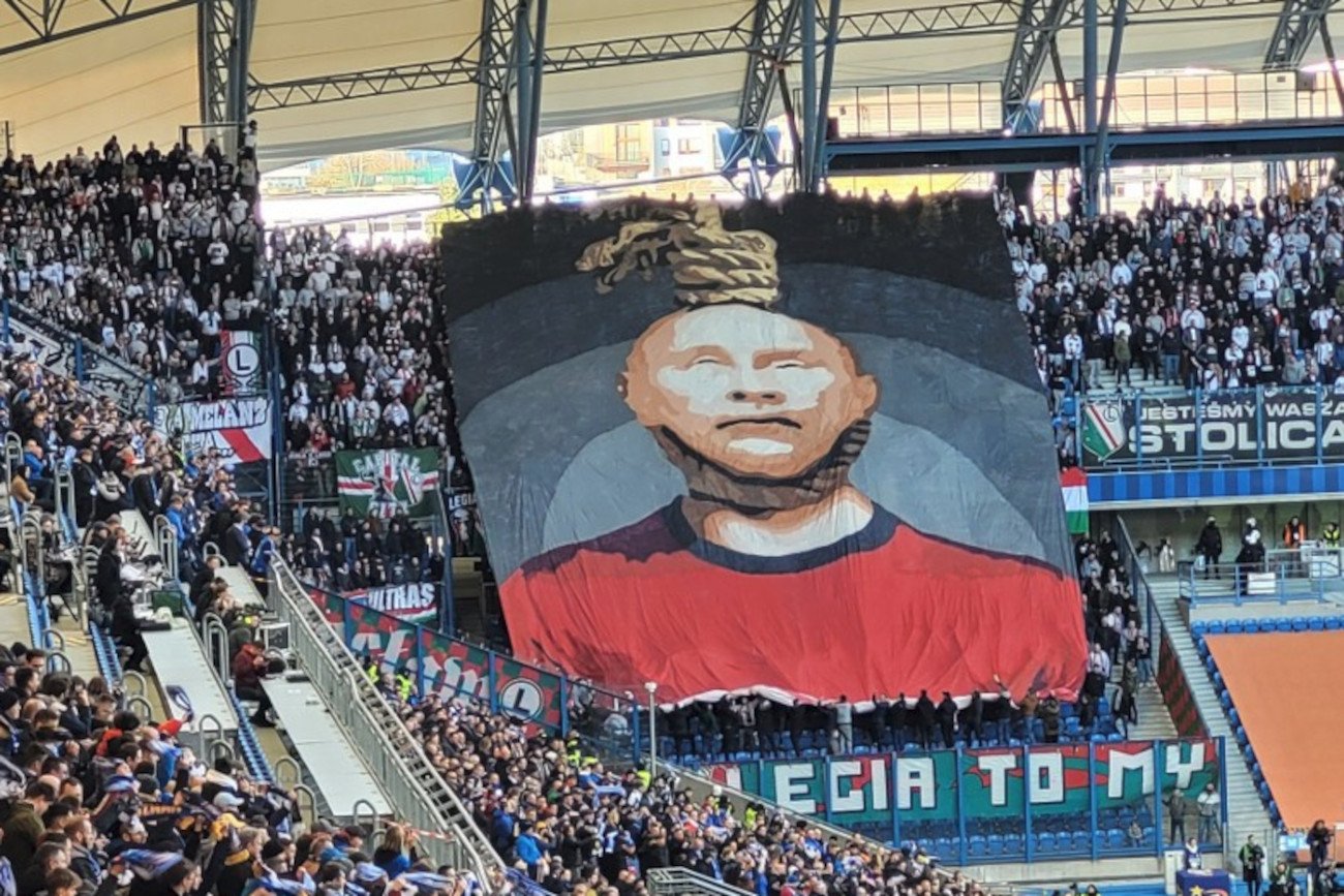 "Wiszący" Władimir Putin w koszulce Spartaka Moskwa na sektorze Legii Warszawa. Takie sceny w sobotę w Poznaniu.