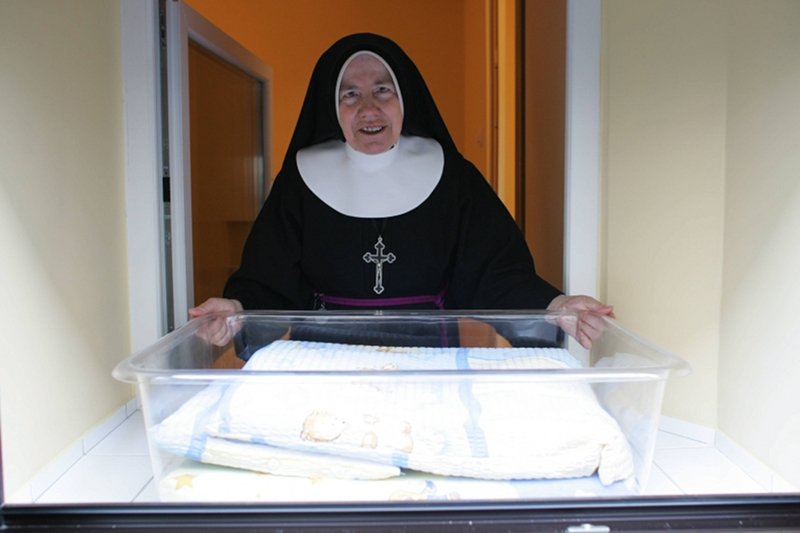 Okno życia w Domu Prowincjonalnym Sióstr Rodziny Maryi przy ul. Hożej 53 w Warszawie.