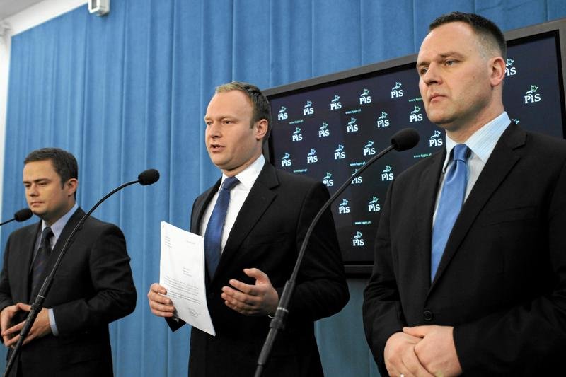 Poseł PiS Marcin Mastalerek (w środku)