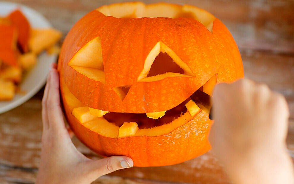 Halloween już tuż, tuż. Jak najprościej zamienić zwykłą dynię w bajeczny lampion? Jak wydrążyć dynię na Halloween? Najlepsze sposoby na kreatywne lampiony