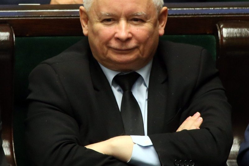 Dzięki hojności Jarosława Kaczyńskiego, kobiety w powikłanej ciąży będą miały 4 tys. zł "trumienkowego" na chrzest i pogrzeb. Warunek: żywe urodzenie.