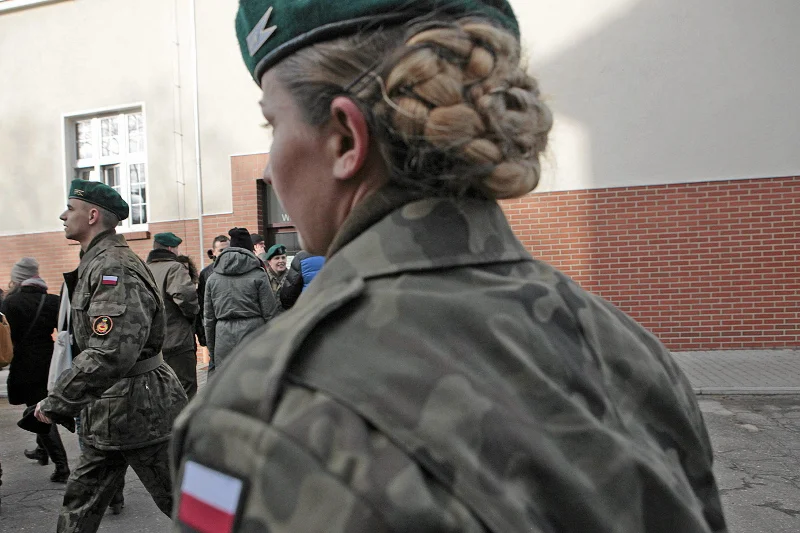 Co prawa w wojsku z roku na rok jest coraz więcej kobiet, ale nie mogą one liczyć na taryfę ulgową. Jak pokazuje historia Ewy, wręcz odwrotnie.
