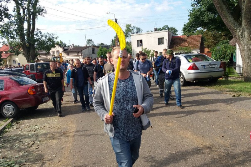 "Za sołtysem" – tak podpisał to zdjęcie na Twitterze Michał Sagrol, dziennikarz "Czasu Chojnic". Łukasz Ossowski stał się tu prawdziwym bohaterem.