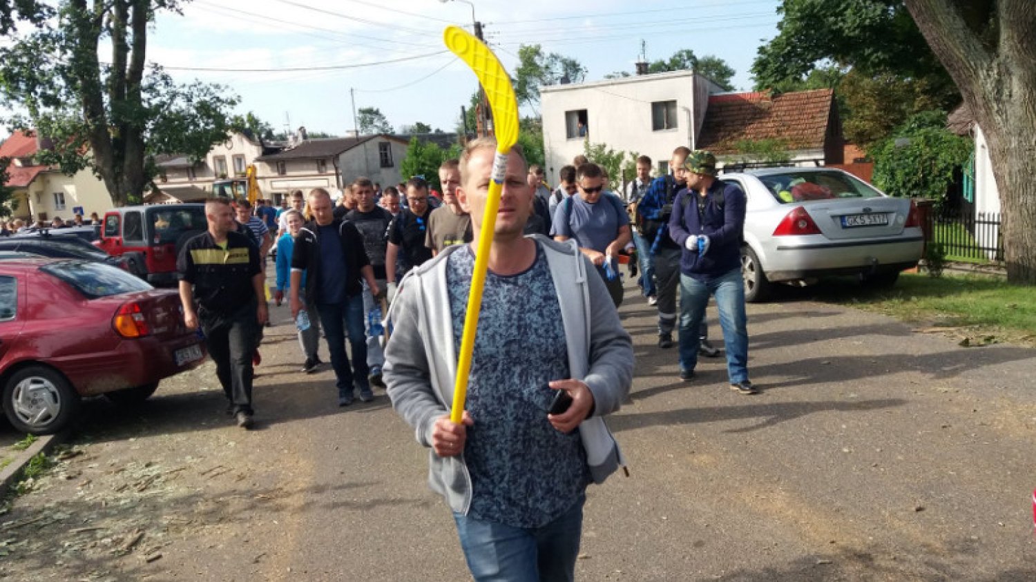 "Za sołtysem" – tak podpisał to zdjęcie na Twitterze Michał Sagrol, dziennikarz "Czasu Chojnic". Łukasz Ossowski stał się tu prawdziwym bohaterem.