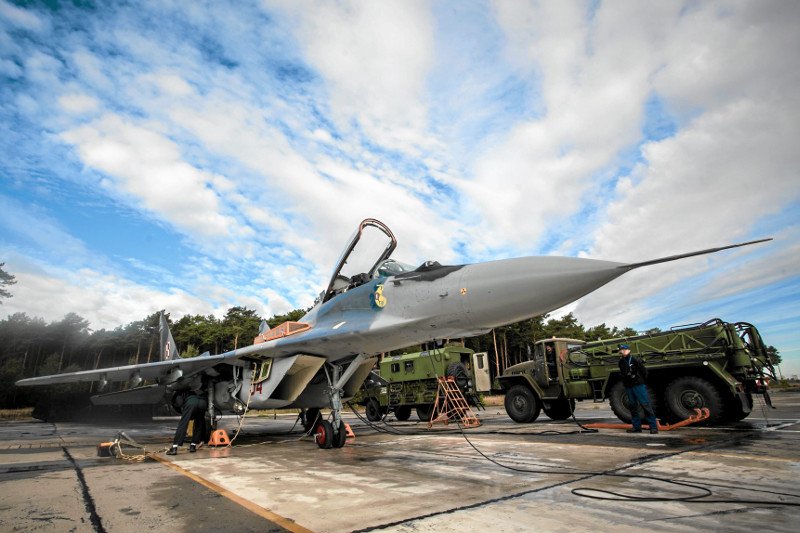 Wczoraj rozbił się Mig-29. Ale mało kto wie, że tydzień wcześniej zniszczona została inna maszyna wojskowa, MON skrzętnie zamiata wypadki lotnicze pod dywan.