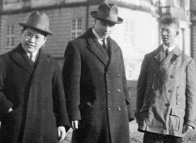 Yoshio Nishina razem z brytyjskim fizykiem Llewellynem Hillethem Thomasem oraz niemieckim atomistą Friedrichem Hundem. Kopenhaga, rok 1926.
