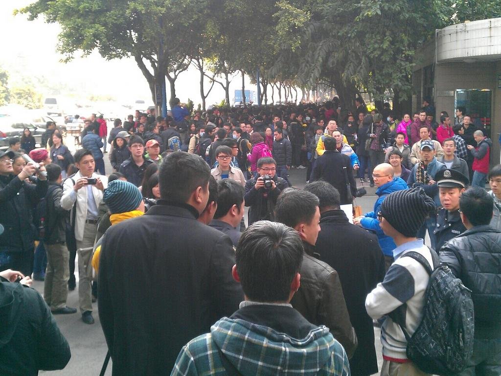 Przeciwnicy cenzury i policja pod siedzibą najbardziej wpływowej chińskiej gazety