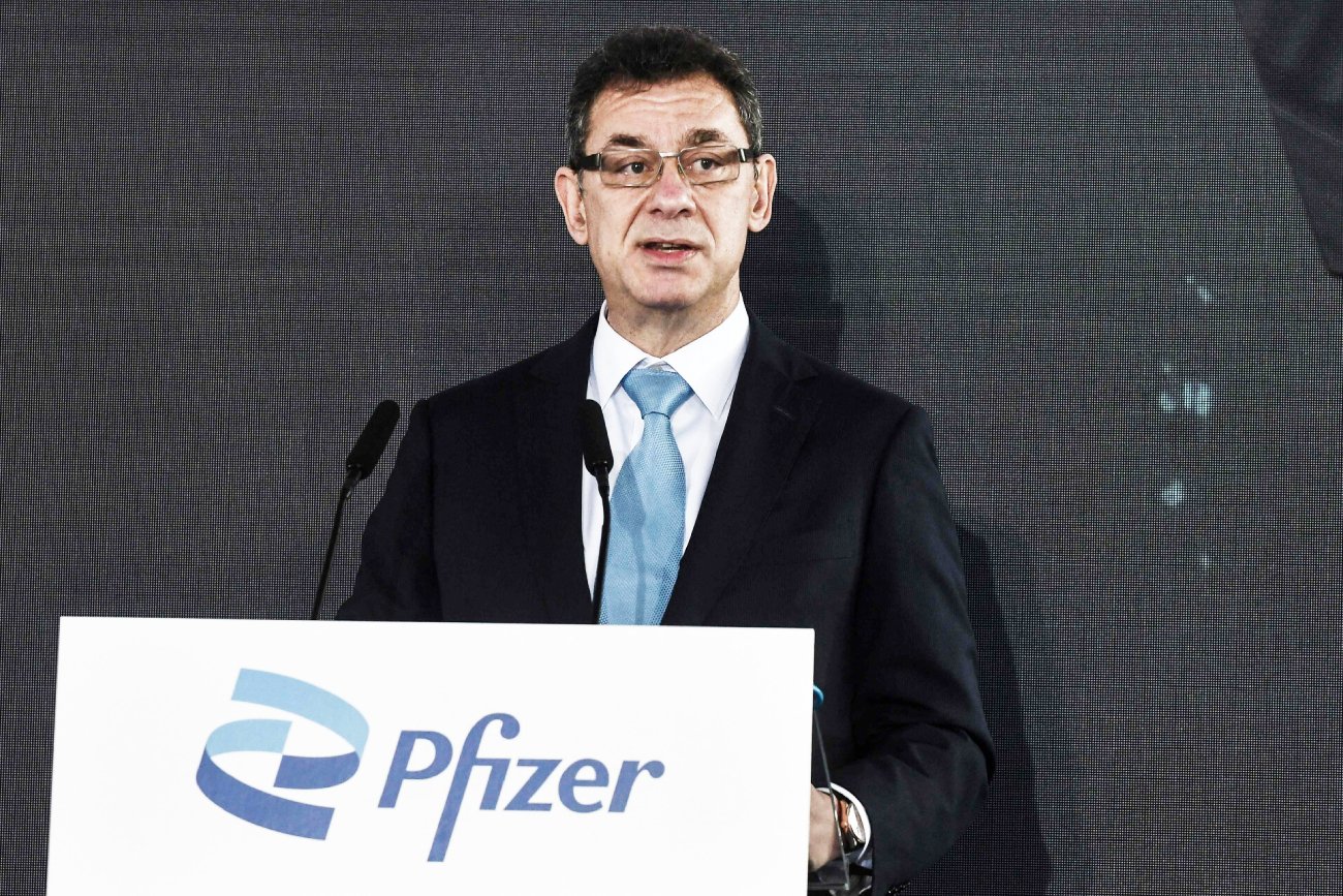 Kiedy będzie gotowa szczepionka przeciw Omikronowi? Szef Pfizera odpowiada