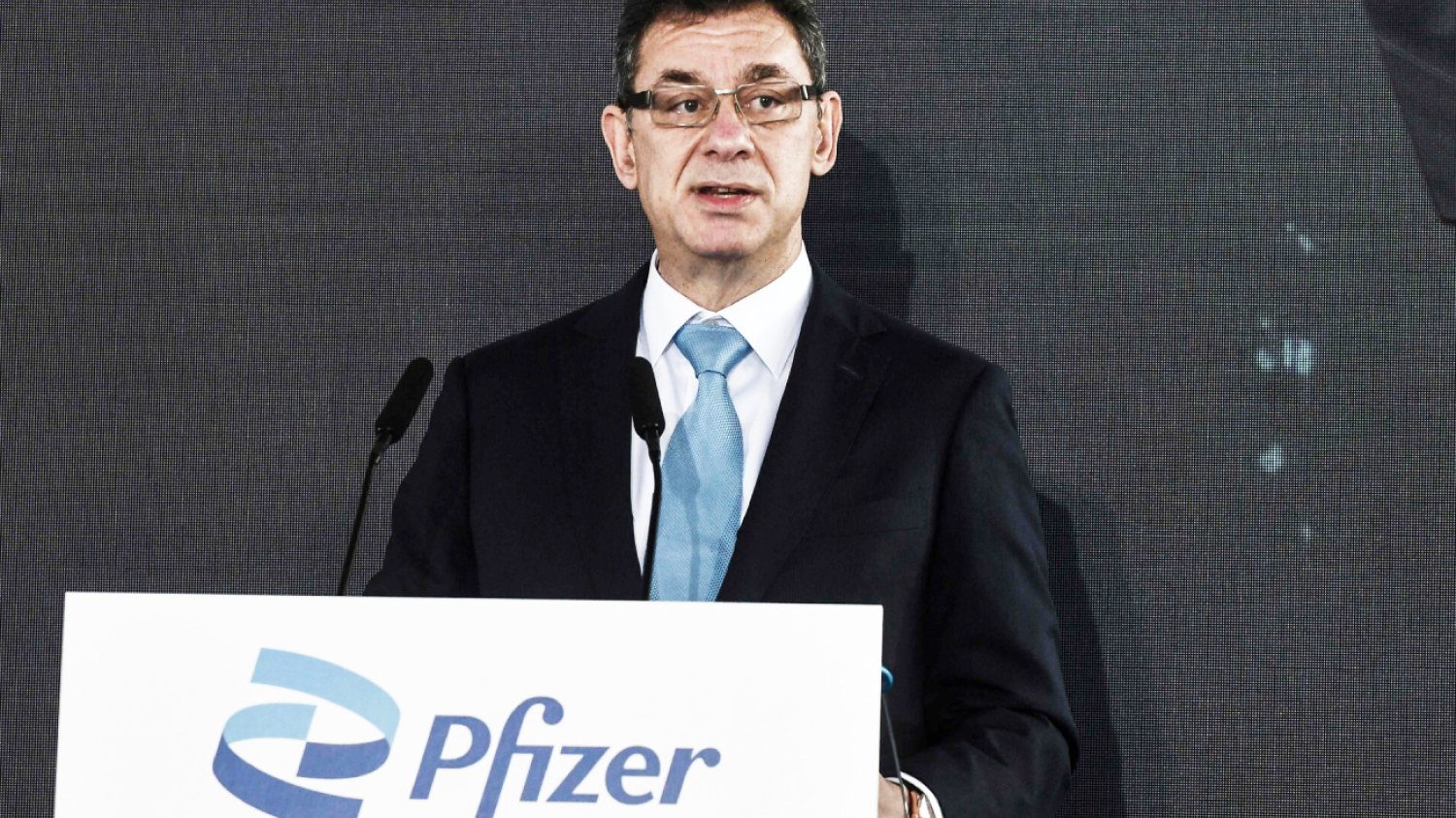 Kiedy będzie gotowa szczepionka przeciw Omikronowi? Szef Pfizera odpowiada