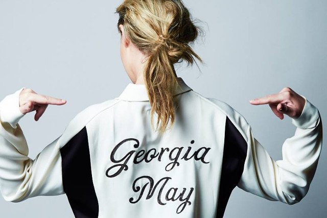 Monogramy w modzie. Podpisane ubrania robią szał na wybiegach i ulicach