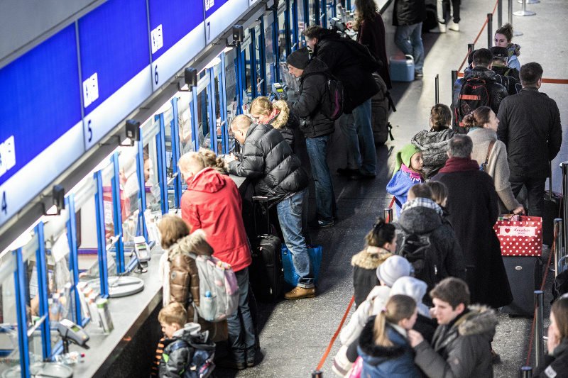 Kasy biletowe na Dworcu Centralnym są oblężone przez większą część dnia. W przeciwieństwie do biletomatów.