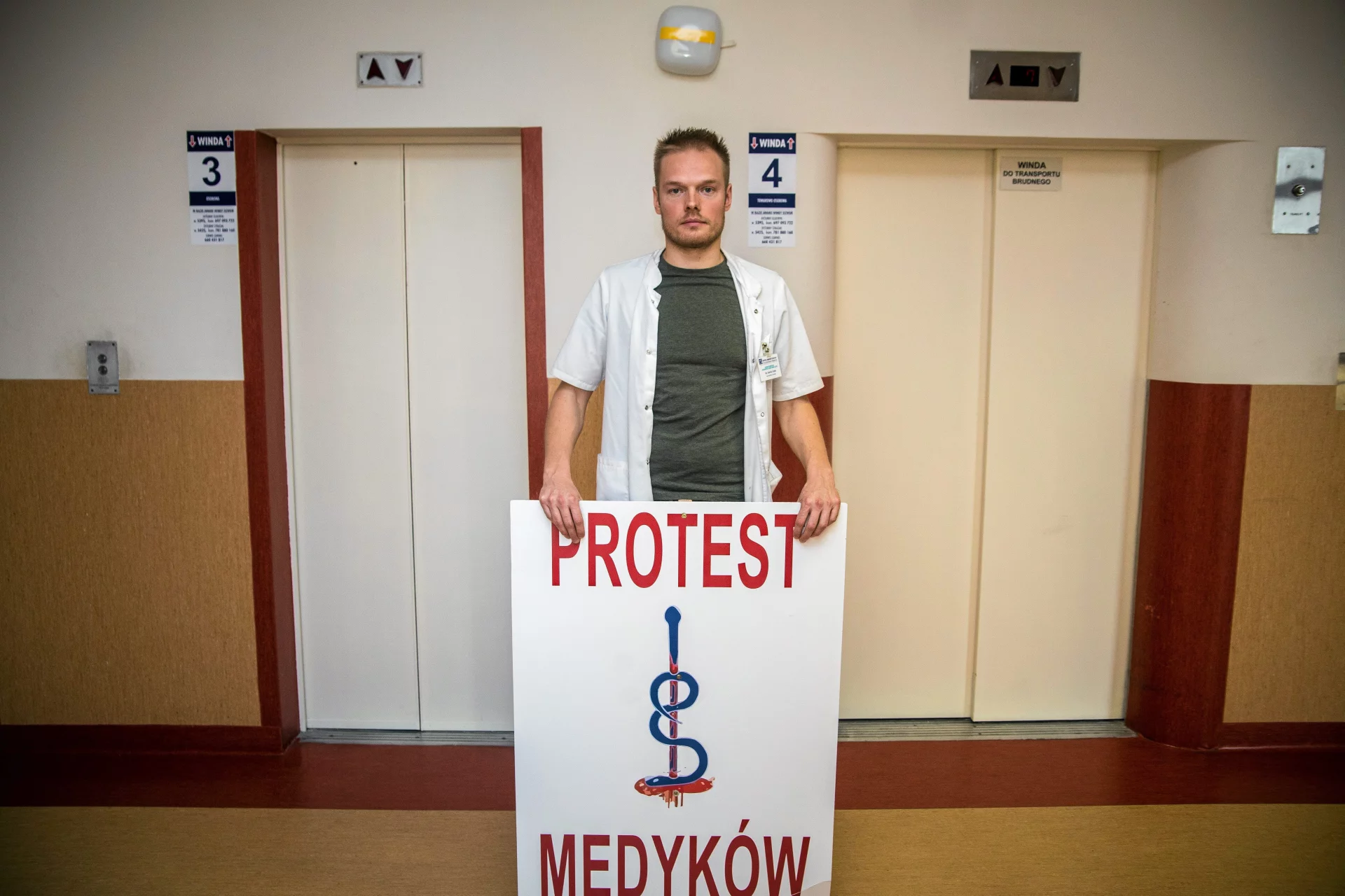 Dr Bartosz Fiałek, przewodniczący Kujawsko-Pomorskiego regionu Ogólnopolskiego Związku Zawodowego Lekarzy podczas protestu w Szpitalu Biziela w Bydgoszczy.
