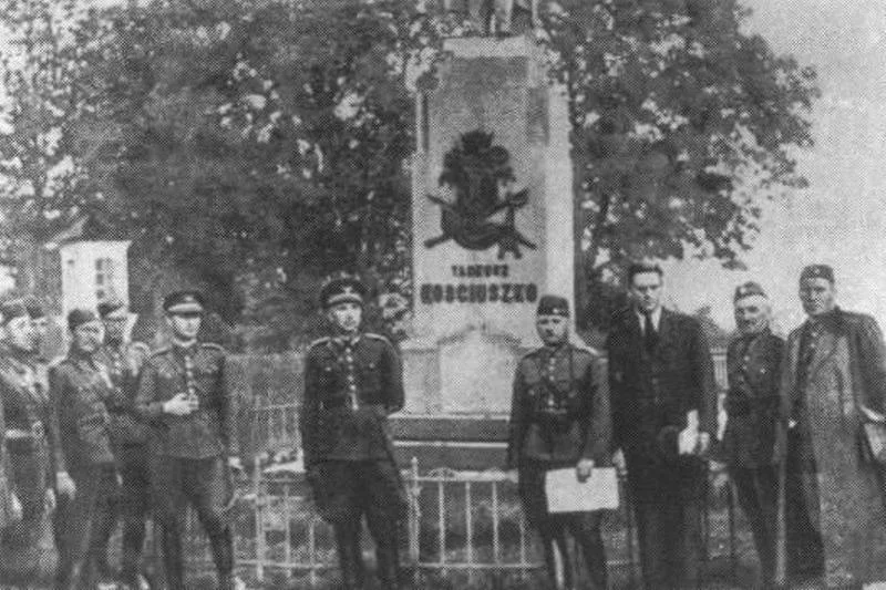 Słowaccy żołnierze z 3 dywizji pozują przed pomnikiem Tadeusza Kościuszki. W centrum generał Ferdinand Čatloš. Plac św. Jana w Sanoku 1939