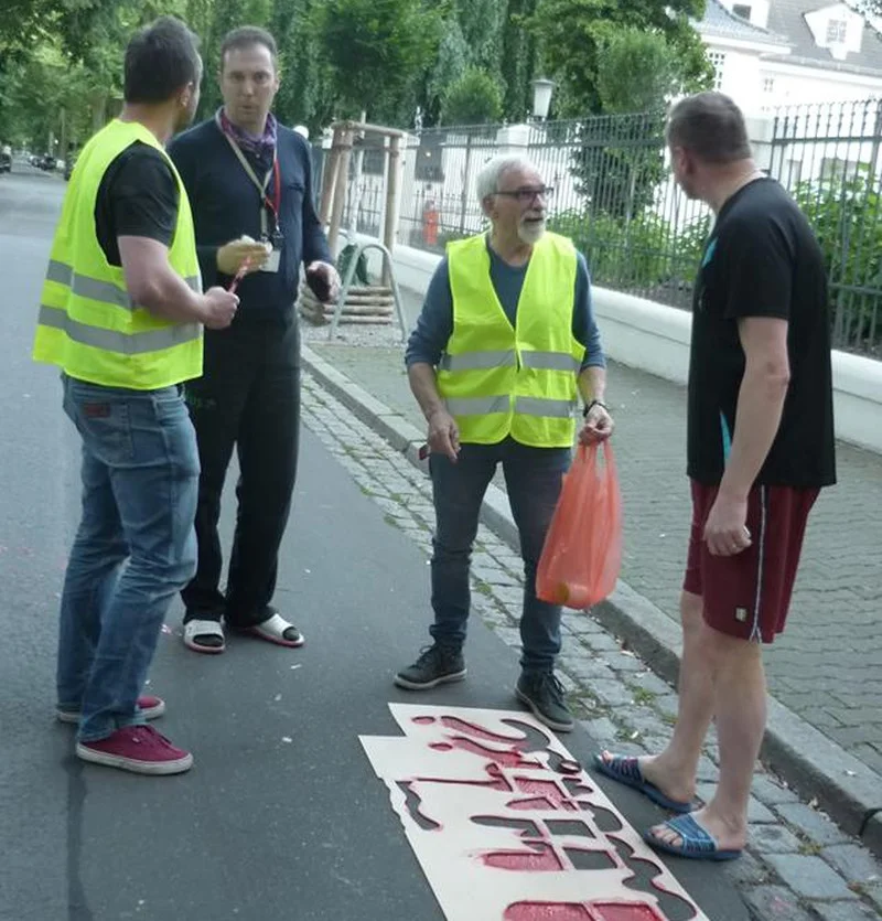 Strój mężczyzn, którzy wybiegli z polskiej ambasady w Berlinie zwracał uwagę