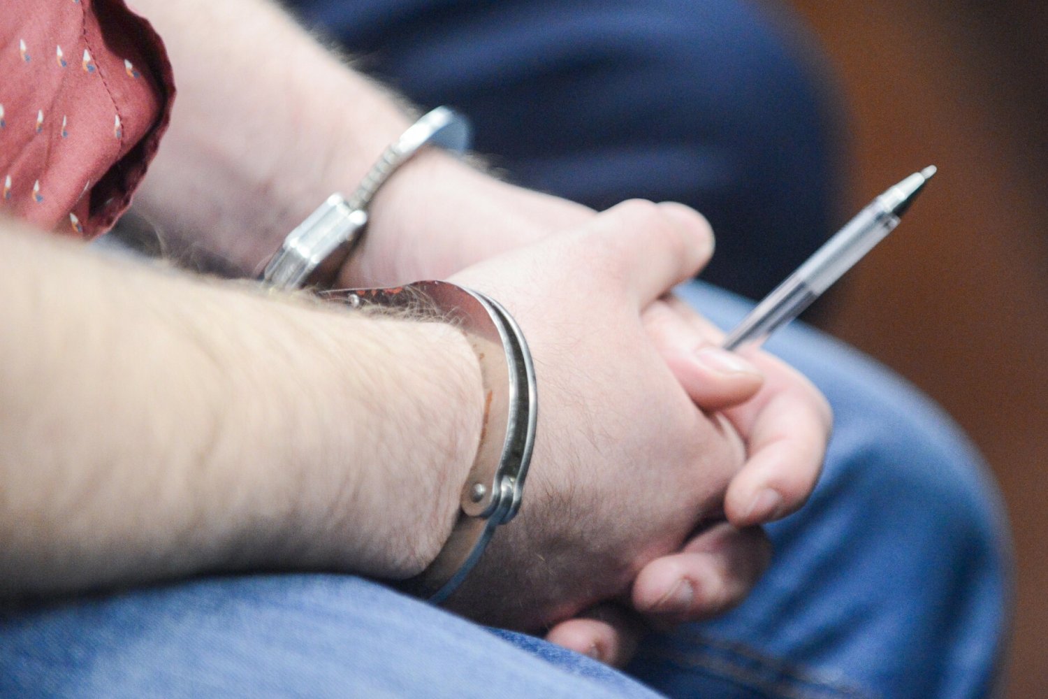 35-latek odgryzł kobiecie kawałek ucha. Usłyszał aż 12 zarzutów.