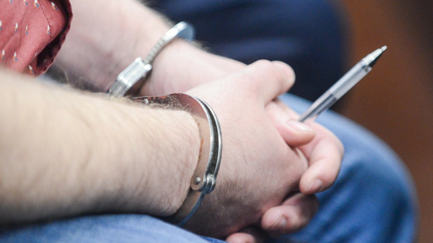 35-latek odgryzł kobiecie kawałek ucha. Usłyszał aż 12 zarzutów.