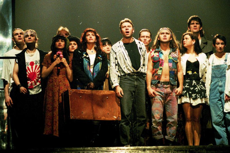 Aktorzy musicalu "Metro" na scenie. Wśród nich między innymi Michał Milowicz i Katarzyna Groniec.