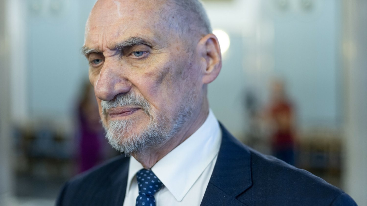 ABW wzięła się za Macierewicza. Chodzi o kontakty wiceprezesa PiS z Rosjanami Antoni Macierewicz z poważną miną w Sejmie podczas konferencji prasowej. Wiceprezes PiS jest sprawdzany przez ABW w kontekście rosyjskich powiązań.
