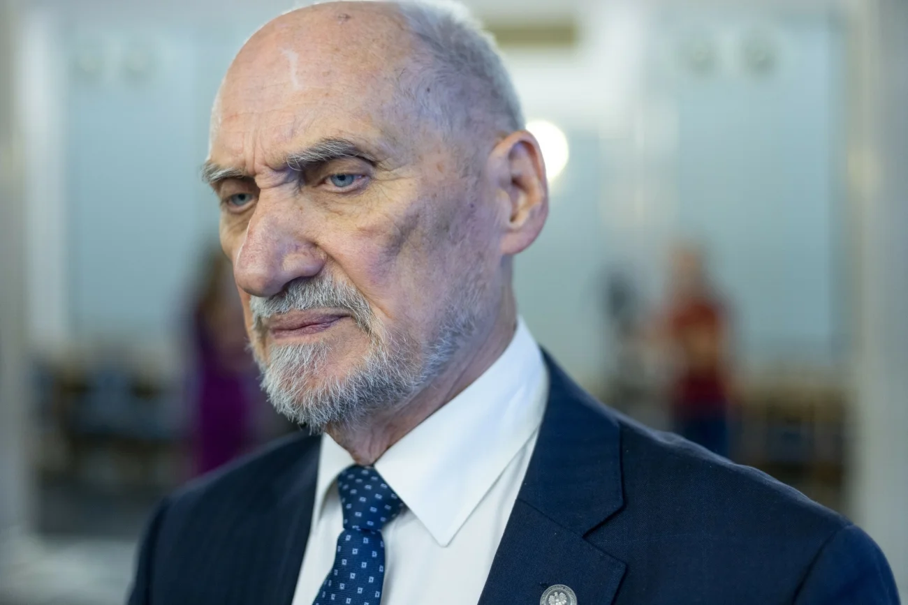 ABW wzięła się za Macierewicza. Chodzi o kontakty wiceprezesa PiS z Rosjanami Antoni Macierewicz z poważną miną w Sejmie podczas konferencji prasowej. Wiceprezes PiS jest sprawdzany przez ABW w kontekście rosyjskich powiązań.