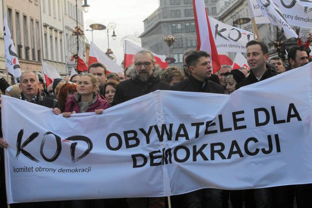 Zwolennicy i sympatycy KOD maszerowali w obronie demokracji.
