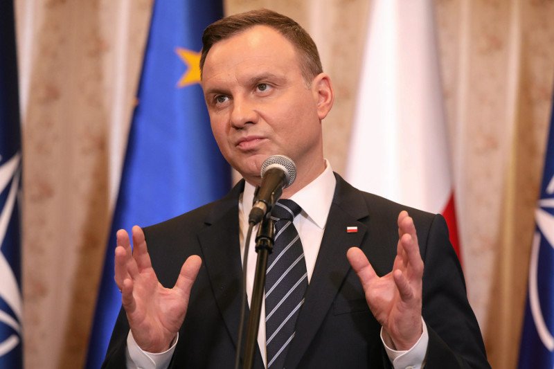 Andrzej Duda został zagłuszony przez protestujących podczas Targów Książki.