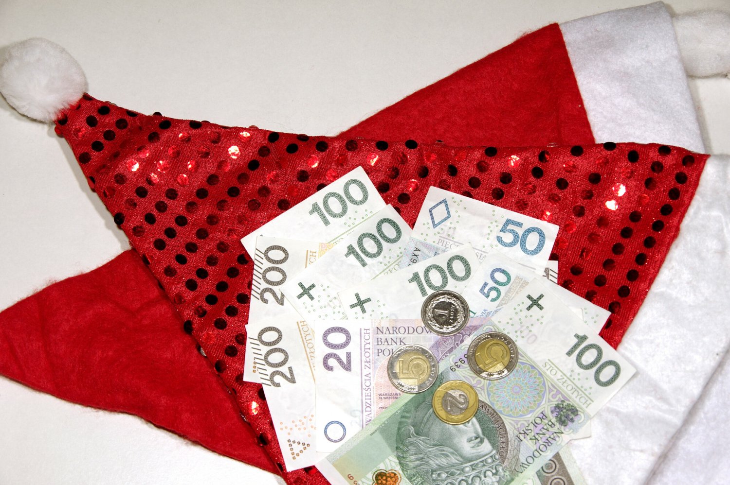 Powyżej 200 zł niektórzy zapłacą podatek od prezentu od Świętego Mikołaja.