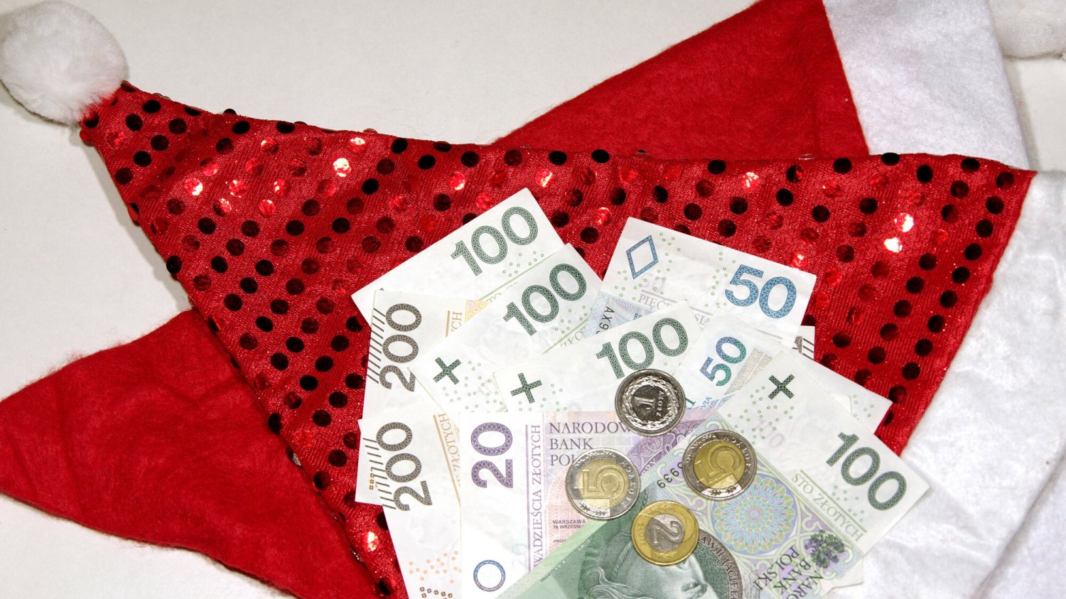Powyżej 200 zł niektórzy zapłacą podatek od prezentu od Świętego Mikołaja.